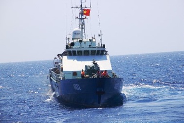 Thêm một tàu cảnh sát biển cập bờ sửa chữa hư hại