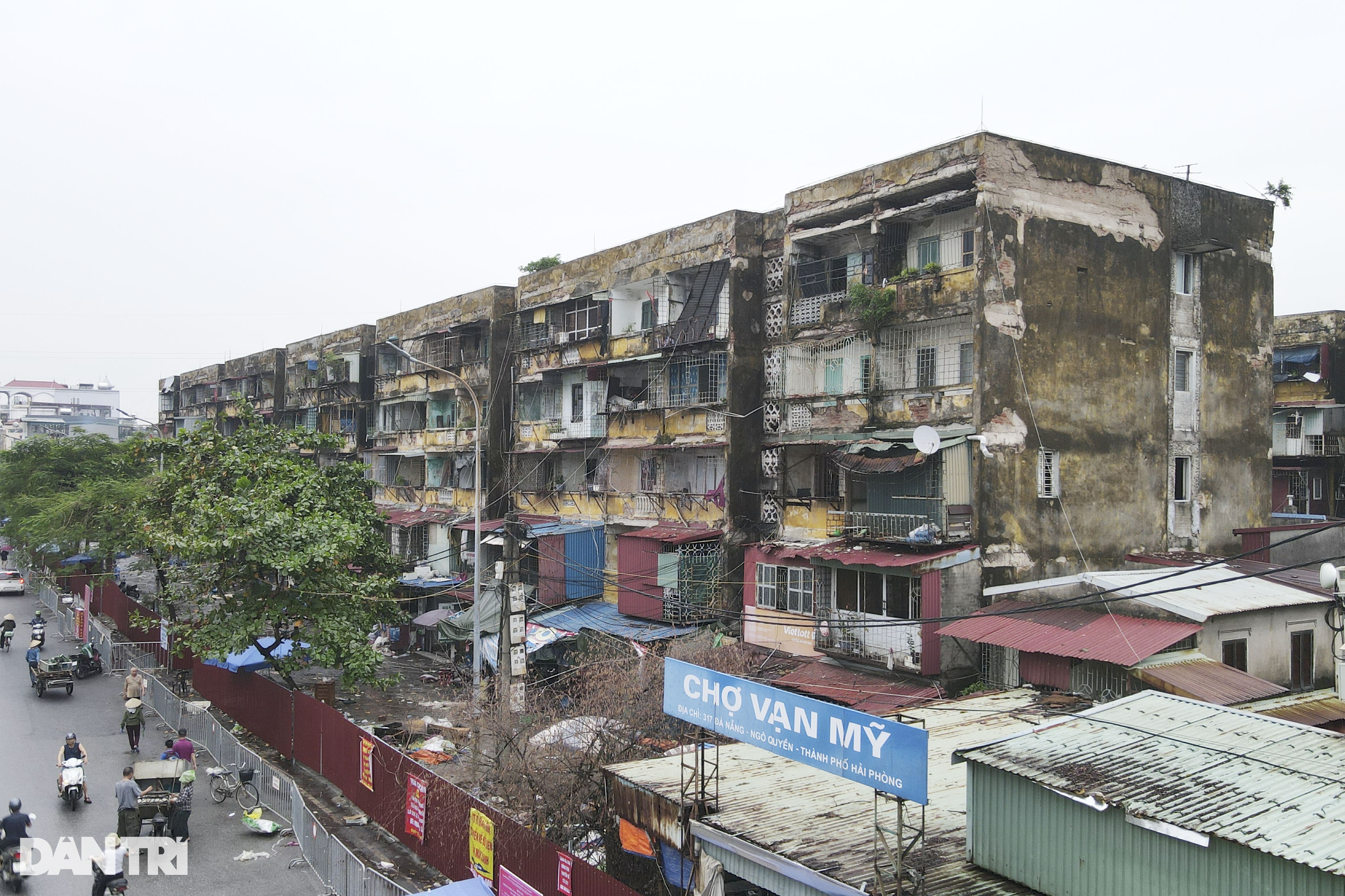 Dựng hàng rào tôn quanh chung cư cũ nát, nghiêng sau bão Yagi ở Hải Phòng - 1