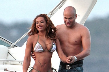 Mel B từ chối chu cấp tiền ăn cho chồng cũ