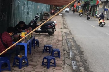 Hà Nội: Mở bán trà đá "chui", hét  giá 30.000 đồng 1 cốc