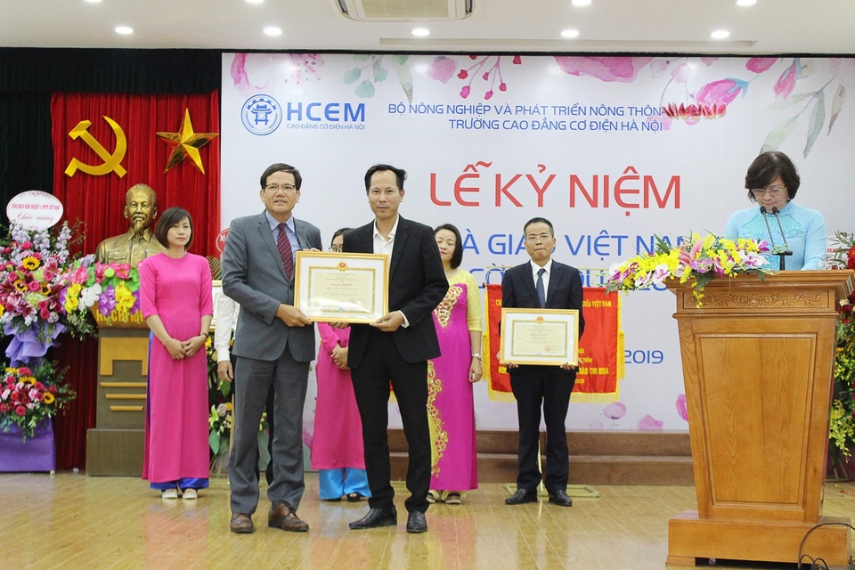 Hoa mắt với bảng thành tích giáo viên dạy giỏi của thầy giáo trường nghề - 3 Hoa mắt với bảng thành tích giáo viên dạy giỏi của thầy giáo trường nghề - 3