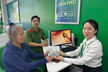 Bà lão đến ngân hàng rút toàn bộ tiền tiết kiệm để "phục vụ điều tra"