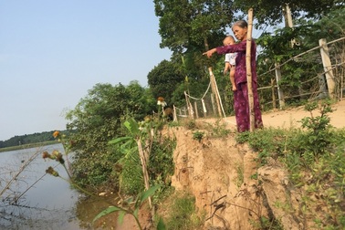 Sạt lở đe dọa hàng chục hộ dân bên bờ sông Thạch Hãn