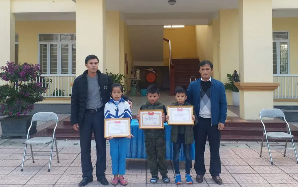 Tuyên dương ba học sinh tiểu học trả lại gần 30 triệu đồng cho người đánh rơi - 1 Tuyên dương ba học sinh tiểu học trả lại gần 30 triệu đồng cho người đánh rơi - 1