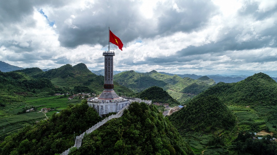 Sự đặc biệt của lá cờ trên chóp nón cao nhất mỏm cực bắc Tổ quốc - 1 Sự đặc biệt của lá cờ trên chóp nón cao nhất mỏm cực bắc Tổ quốc - 1