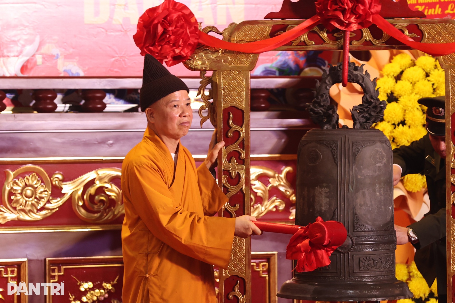 Người dân đội mưa gió chống gậy, vịn lan can lên chùa Đồng Yên Tử - 5 Người dân đội mưa gió chống gậy, vịn lan can lên chùa Đồng Yên Tử - 5