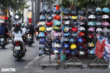 Đủ kiểu bán hàng bủa vây vỉa hè ở TPHCM