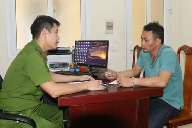 Tài xế ô tô kéo lê xe máy hơn 2km, cố thủ trong xe thách thức công an