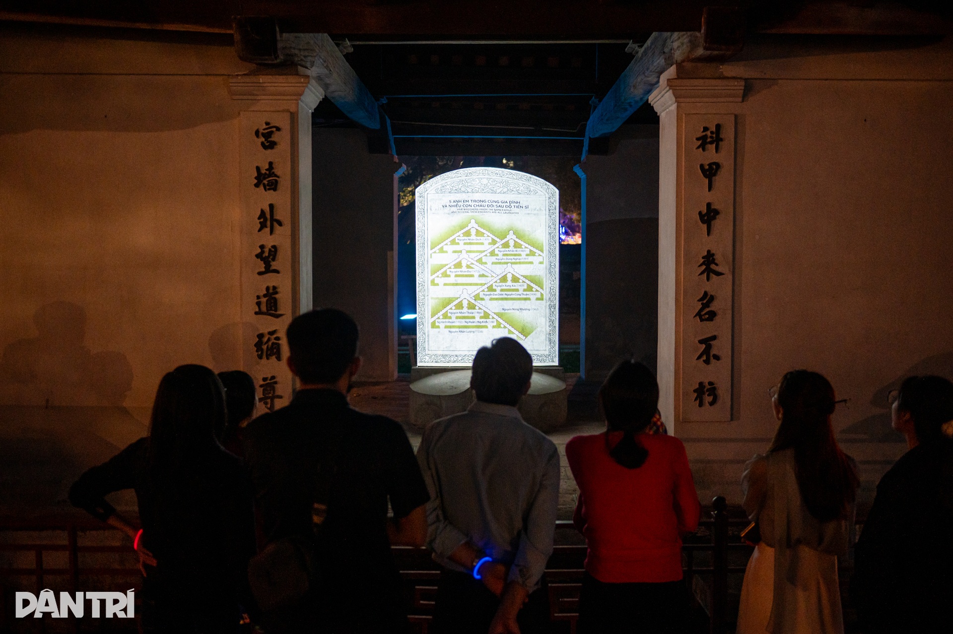 Người dân xếp hàng kín sân Văn Miếu xem trình chiếu 3D trong tour đêm - 7 Người dân xếp hàng kín sân Văn Miếu xem trình chiếu 3D trong tour đêm - 7