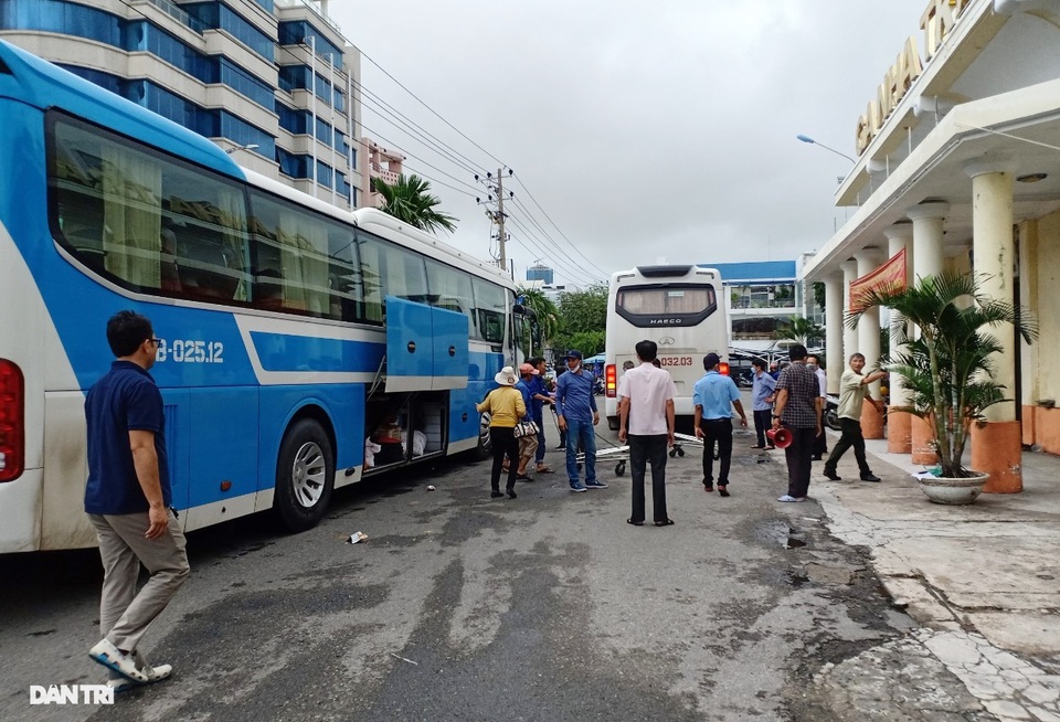 Hơn 1.000 khách phải trung chuyển bằng ô tô vì đường sắt tê liệt - 1 Hơn 1.000 khách phải trung chuyển bằng ô tô vì đường sắt tê liệt - 1