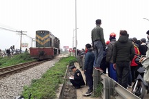 Tàu hỏa tông xe máy văng xa 20m, 2 người thương vong
