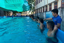 Dạy bơi cho trẻ - cái khó "bó" cái khôn