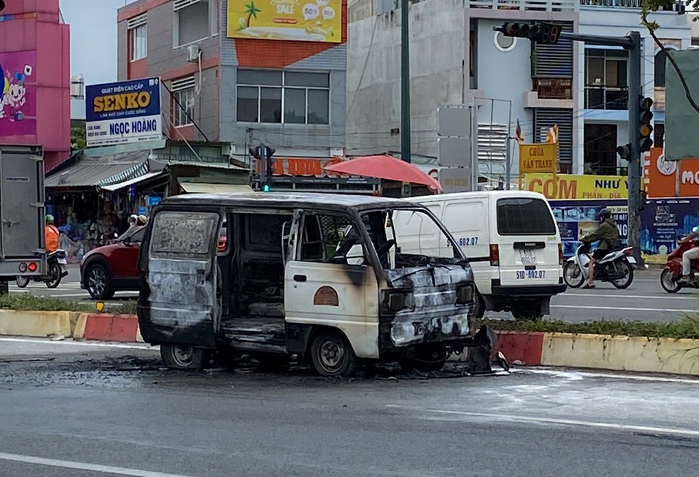 Ô tô chở hàng cháy trơ khung trên đại lộ ở TPHCM - 1 Ô tô chở hàng cháy trơ khung trên đại lộ ở TPHCM - 1