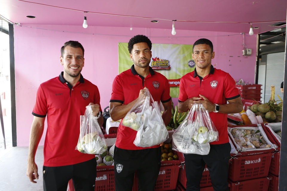 Văn Lâm và các đồng đội ở Muangthong United thư giãn tại chợ trái cây - 6