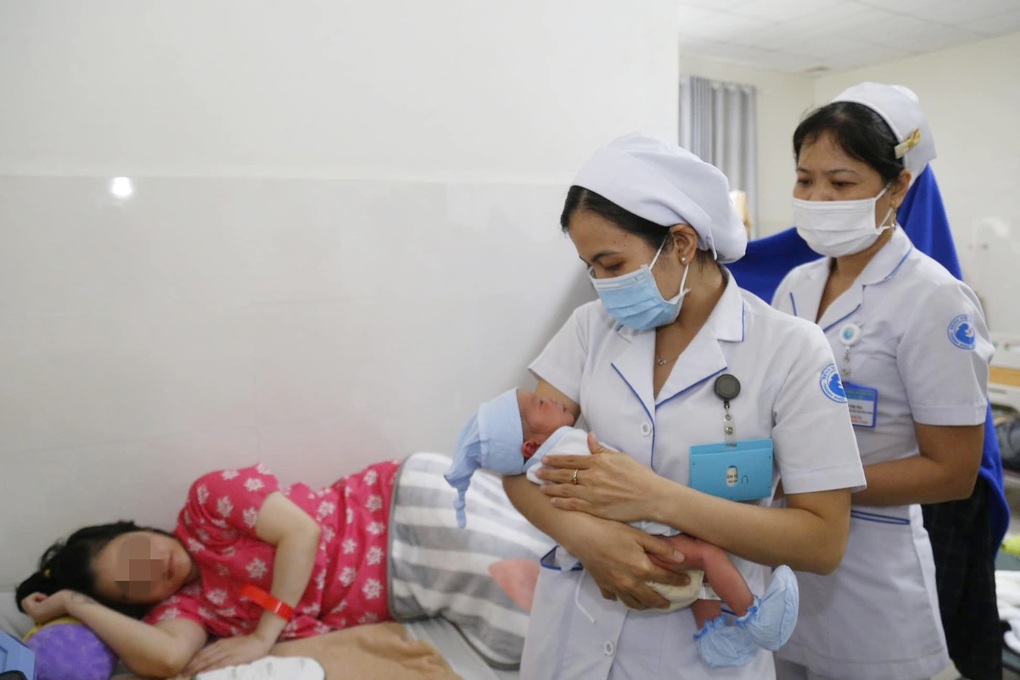 CSGT mở đường kẹt, khẩn cấp đưa thai phụ bệnh tim đến viện sinh trong đêm - 2 CSGT mở đường kẹt, khẩn cấp đưa thai phụ bệnh tim đến viện sinh trong đêm - 2