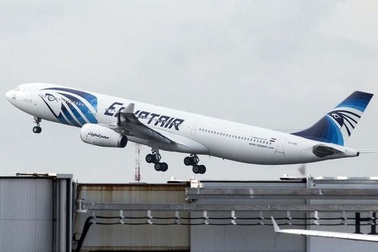 Máy bay EgyptAir chở 135 người hạ cánh khẩn cấp vì bị dọa đánh bom