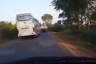 Video ghi lại cảnh xe khách lấn làn gây tai nạn nhưng không giúp đỡ người bị nạn
