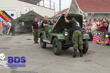 Choáng với khả năng tháo lắp xe Jeep trong chưa đầy 4 phút