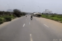 Nữ “ninja” thản nhiên phanh gấp, dừng xe máy trước mũi container để nhặt đồ