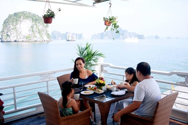 Du ngoạn vịnh Hạ Long với dịch vụ 5 sao: Khi khách lựa chọn du thuyền đẳng cấp
