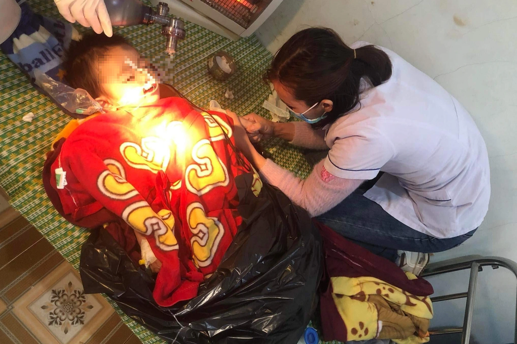 Bé trai trôi 500m trên sông, đã ngừng tim được cứu sống - 2 Bé trai trôi 500m trên sông, đã ngừng tim được cứu sống - 2