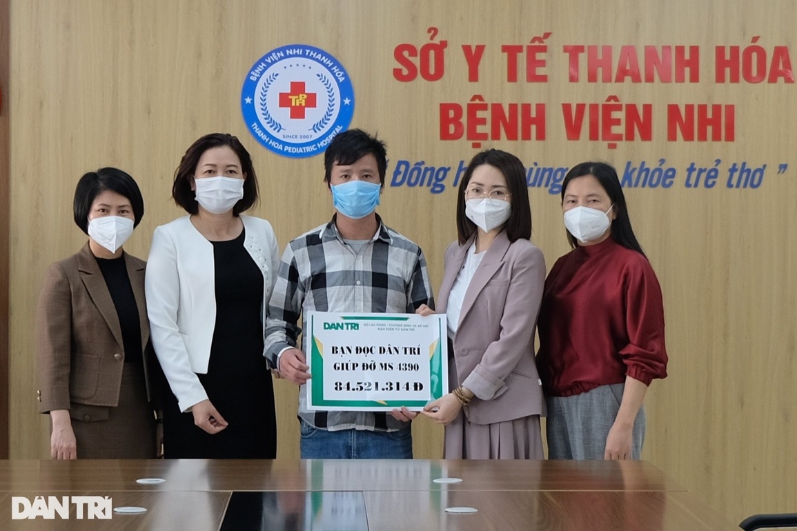 Tiếp tục trao hơn 84 triệu đồng đến cậu bé có nguy cơ về nhà chờ chết - 2 Tiếp tục trao hơn 84 triệu đồng đến cậu bé có nguy cơ về nhà chờ chết - 2
