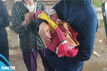 Người mẹ đến xin nhận lại bé trai sơ sinh đã bỏ ở gầm cầu vượt