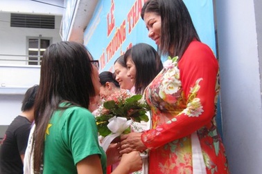 Xúc động buổi lễ tri ân và trưởng thành của học sinh lớp 12