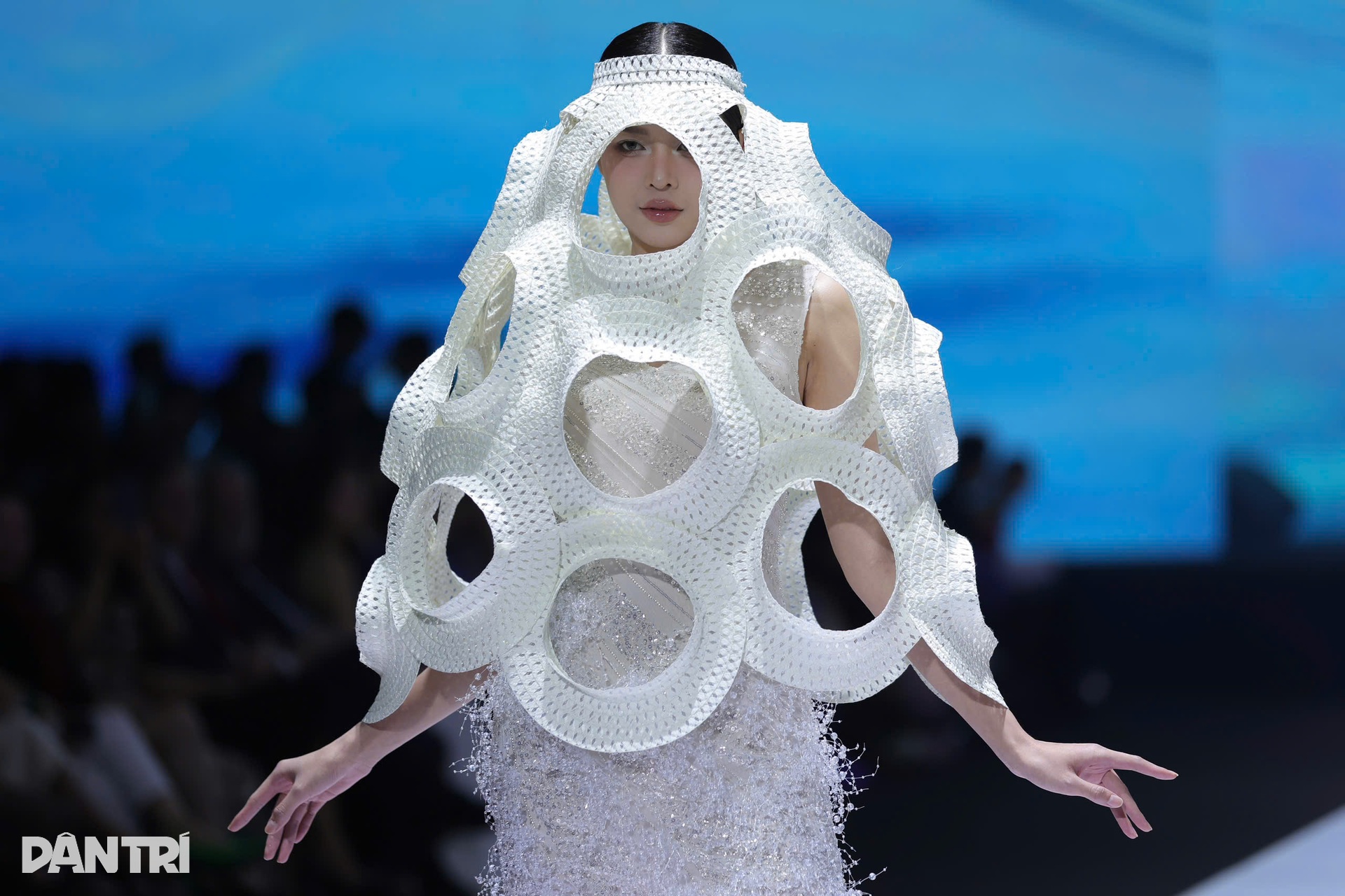 Hoa hậu Thanh Thuỷ làm vedette, khoe chân dài miên man ở tuần lễ thời trang - 4