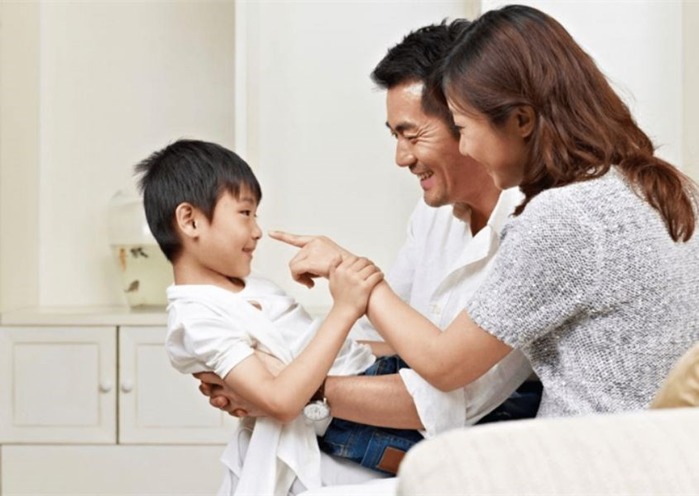 Bỏ bê con ruột để chăm con chồng, tôi bật khóc khi thấy một mẩu giấy - 1