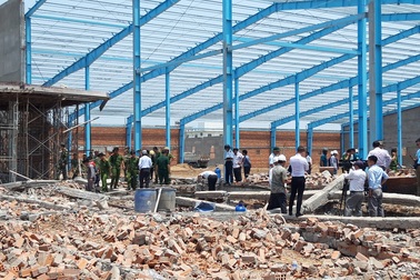 Đề nghị truy tố 4 bị can trong vụ sập tường làm 7 người chết ở Vĩnh Long