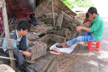 Những làng nghề ăn theo mùa lũ tất bật vào vụ làm ăn