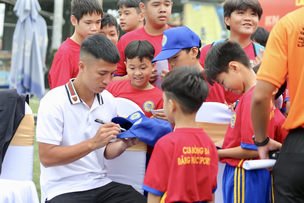 Trung vệ Bùi Tiến Dũng xuất hiện tại giải bóng đá phong trào - 1 Trung vệ Bùi Tiến Dũng xuất hiện tại giải bóng đá phong trào - 1