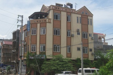 Điên cuồng nổ súng rồi đổ xăng đốt nhà nghỉ 