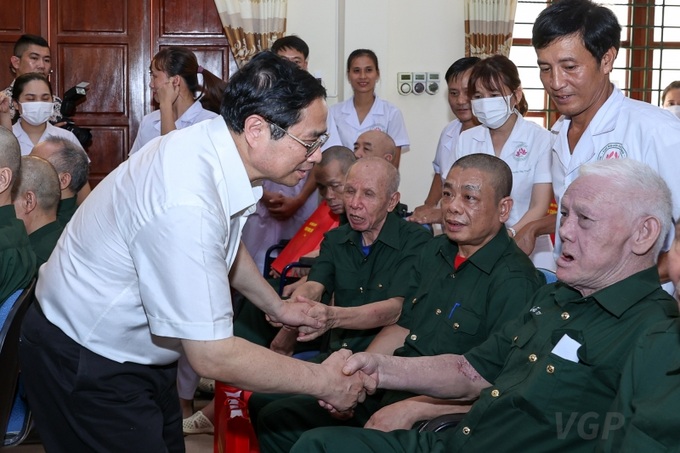 Thủ tướng Phạm Minh Chính thăm, tặng quà tại Trung tâm điều dưỡng thương binh Kim Bảng, Hà Nam