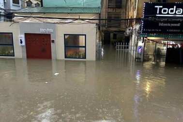 Quán cà phê ở Hà Nội mới khai trương 1 tháng, 3 lần phải chạy lụt