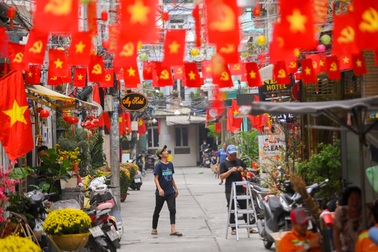 Không khí Tết len lỏi qua từng hẻm nhỏ ở TPHCM