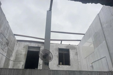 Bão Bualoi chưa đổ bộ đã có 76 nhà dân bị tốc mái, một người tử vong