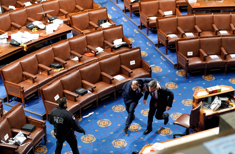Tòa nhà quốc hội Mỹ tê liệt vì người biểu tình ủng hộ ông Trump - 8 Tòa nhà quốc hội Mỹ tê liệt vì người biểu tình ủng hộ ông Trump - 8