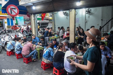 Chen chân, xếp hàng chờ 45 phút ăn... "phở mặn nhất Hà Nội"