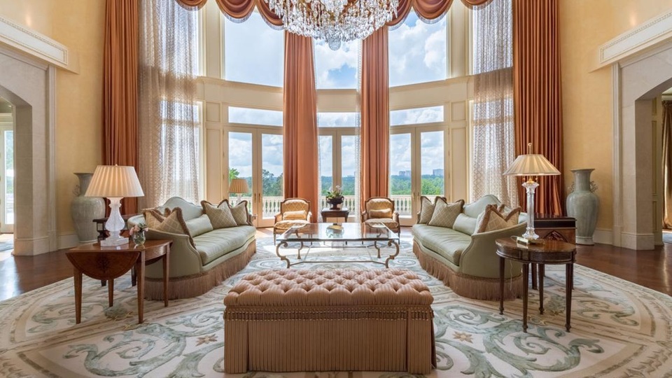 Dinh thự xa hoa như cung điện của tỷ phú điện ảnh nổi tiếng - 5