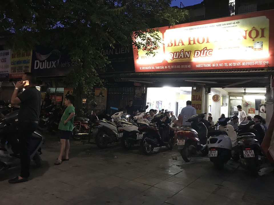 Quán nhậu ken đặc, đông nghịt người như chưa hề có Nghị định 100 - 6 Quán nhậu ken đặc, đông nghịt người như chưa hề có Nghị định 100 - 6