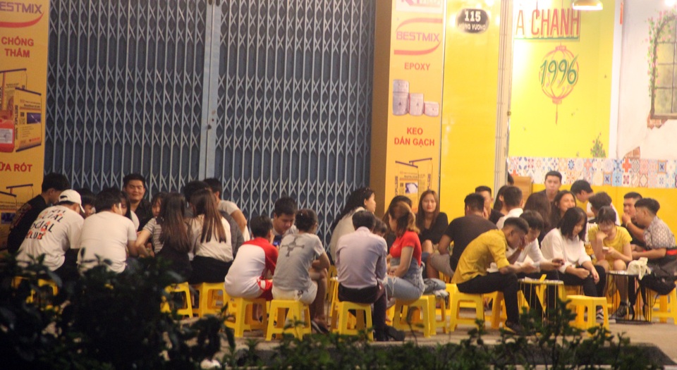 Phú Yên: Vừa được “nới lỏng”, giới trẻ đã ùn ùn kéo đến quán xá - 1 Phú Yên: Vừa được “nới lỏng”, giới trẻ đã ùn ùn kéo đến quán xá - 1