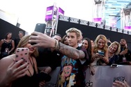 Justin Bieber nổi giận đùng đùng khi fan xin chụp hình
