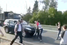 Bài học nhớ đời cho tài xế lái xe lên vỉa hè tránh tắc đường