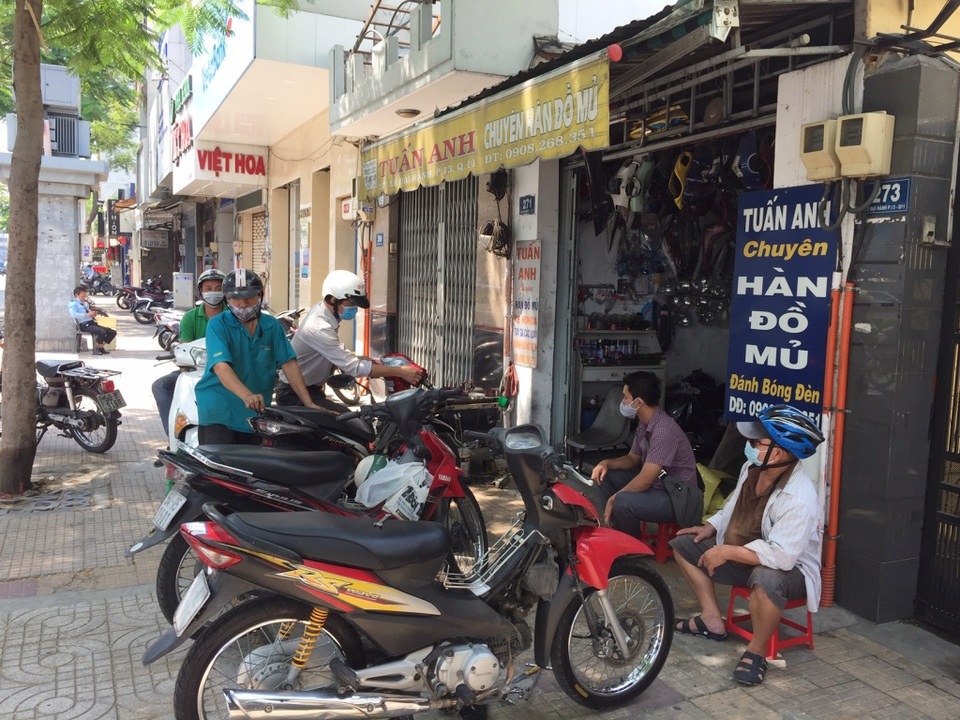 TPHCM: Tiệm cắt tóc, sửa xe, ăn uống “hốt bạc” ngày đầu mở cửa trở lại - 6 TPHCM: Tiệm cắt tóc, sửa xe, ăn uống “hốt bạc” ngày đầu mở cửa trở lại - 6