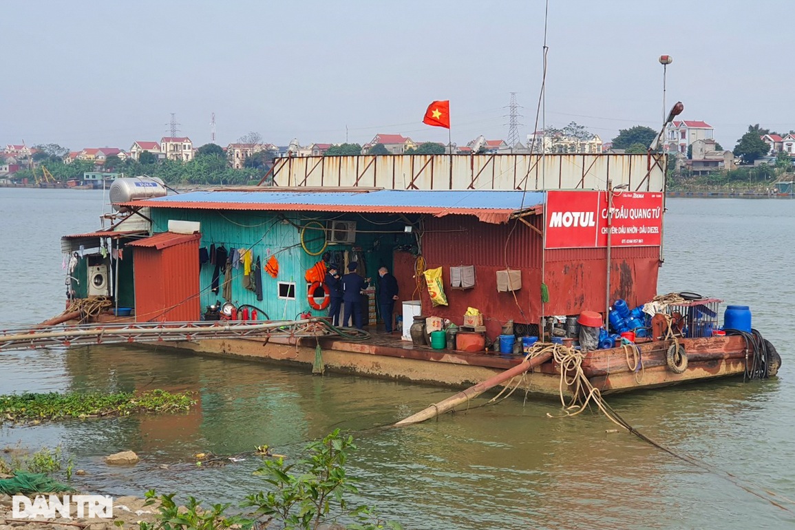 Vụ tàu không số buôn dầu trên sông Đuống: Hàng loạt tàu bị kiểm tra, xử lý - 2 Vụ tàu không số buôn dầu trên sông Đuống: Hàng loạt tàu bị kiểm tra, xử lý - 2