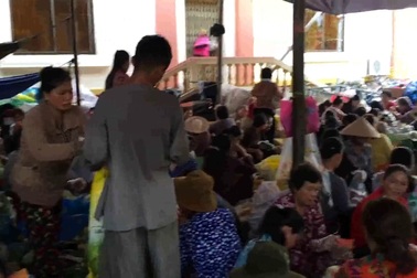 Một góc sân trụ sở Tòa án nhân dân tỉnh Kiên Giang bị các tình nguyện viên "chiếm dụng" chế biến thức ăn cho du khách.