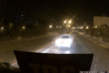 Tài xế xe bán tải nhận bài học thích đáng vì đi vào làn ngược chiều