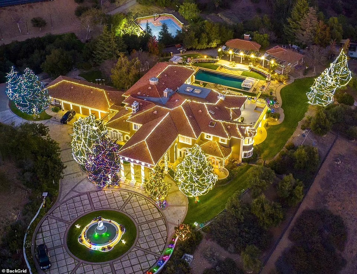 Paris Hilton và em gái ngồi trên lòng ông già Noel - 9 Paris Hilton và em gái ngồi trên lòng ông già Noel - 9